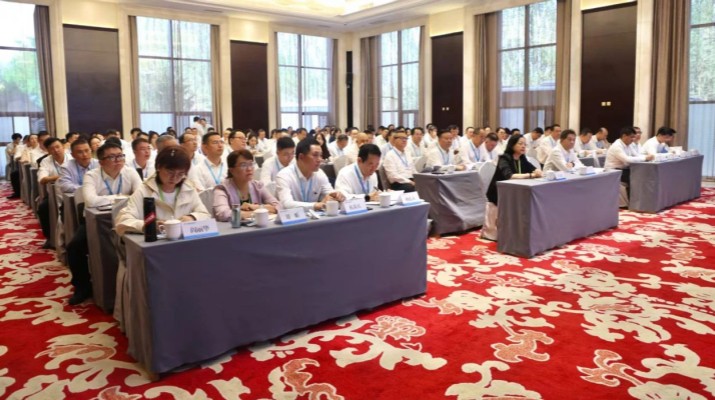 6月20日，甘肅文旅集團2025年文化品牌建設暨內訓師培訓班在集團武威實訓基地開班。甘肅文旅集團黨委書記、董事長石培文以《黃沙與星途，種植文旅人的永恒綠洲》為題，講授了“開班第一課″，翻開集團企業文化